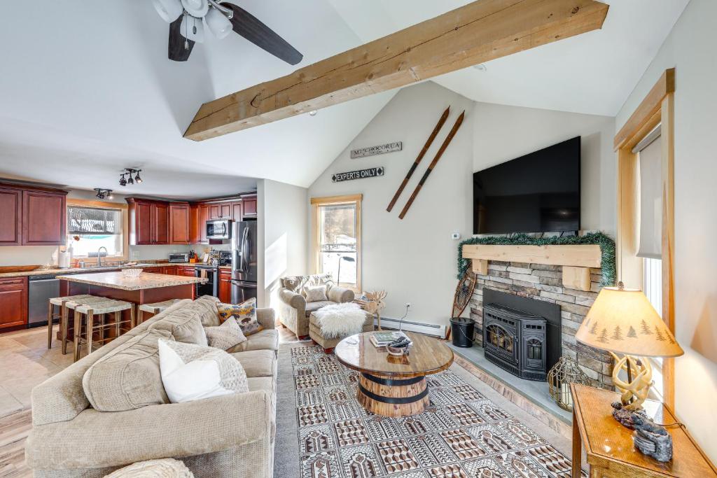 ein Wohnzimmer mit einem Sofa und einem Kamin in der Unterkunft White Mountain Home Near Lakes and Kancamagus Hwy! in Madison