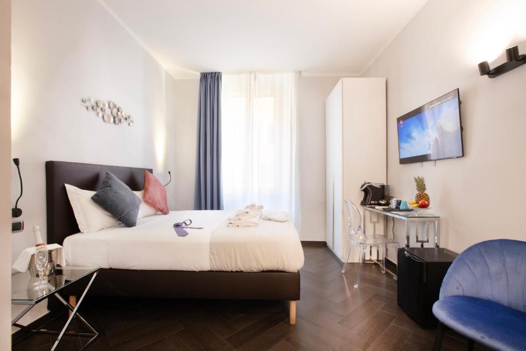 Cloud 9 Hotel في روما: غرفة في الفندق مع سرير ومكتب