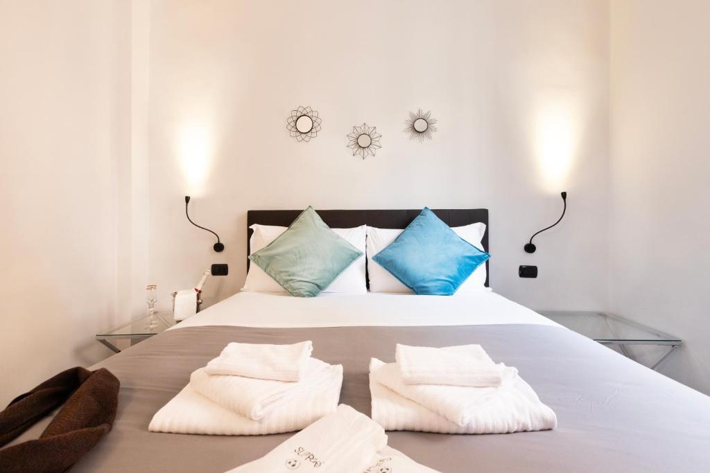 Postel nebo postele na pokoji v ubytování Cloud 9 Hotel