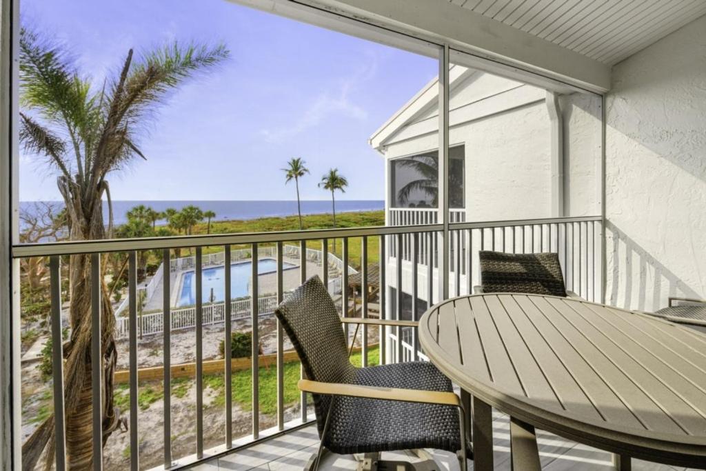 Balkon atau teras di South Seas Beach Villa 2535 home