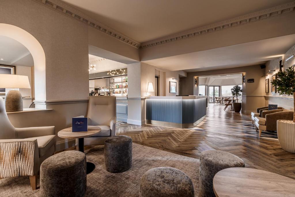 um lobby de um hotel com cadeiras e mesas em Craig Manor em Bowness-on-Windermere