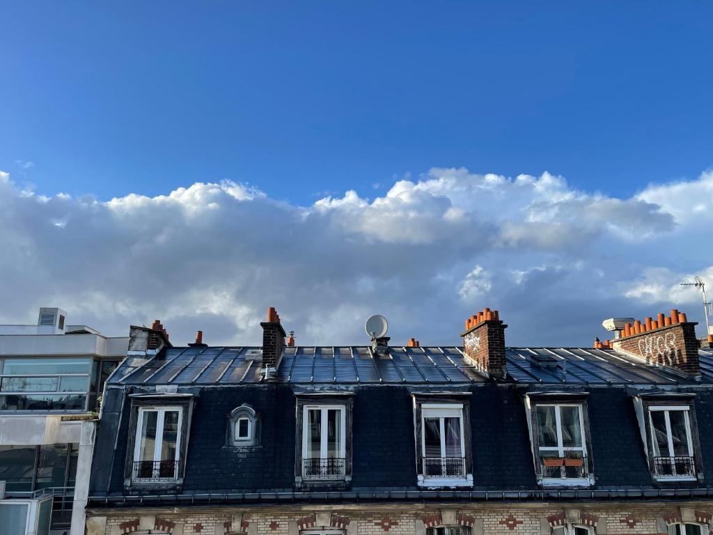 a black roof with chimneys on top of a building at Studio parisien in Paris