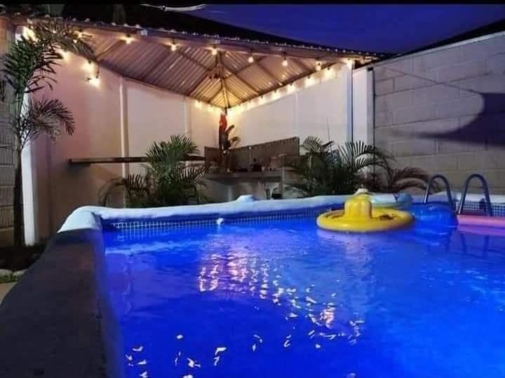 una gran piscina con un juguete amarillo. en BARI Campings resort en Puerto Viejo