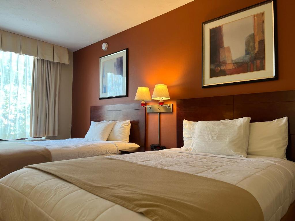 um quarto de hotel com duas camas e uma janela em Hotel Boston em Boston