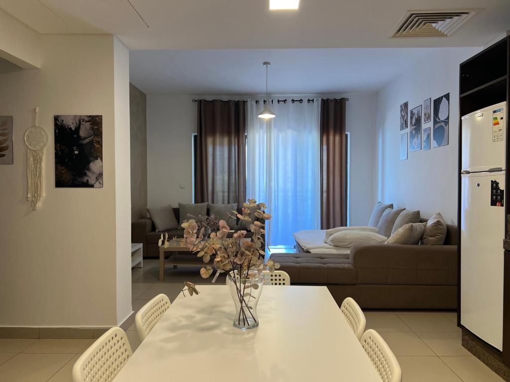 Posezení v ubytování Spacious apartments with Sea view at Samarah Resort