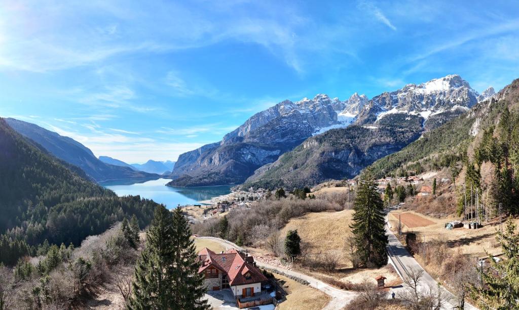 vista su una valle con lago e montagne di Agriturismo Ai Castioni a Molveno