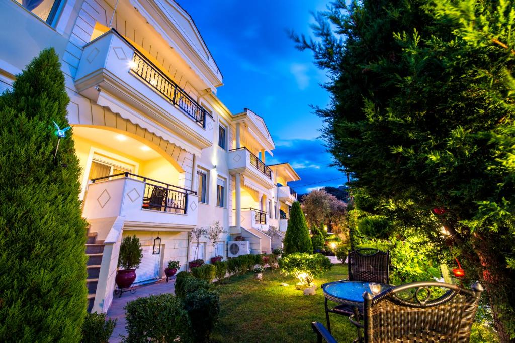 Κήπος έξω από το Mandani Villa Luxury Apartments