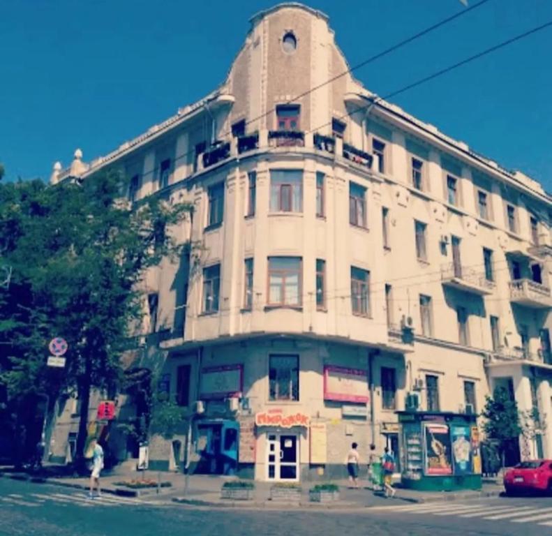 a large white building on the corner of a street at Apartment on Sumskaya 46 "Family" in Kharkiv