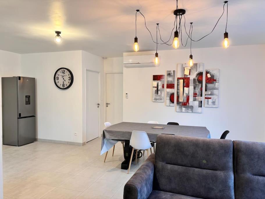 un salon avec une table et un canapé dans l'établissement Maison neuve 3 chambres, à Faverolles-sur-Cher