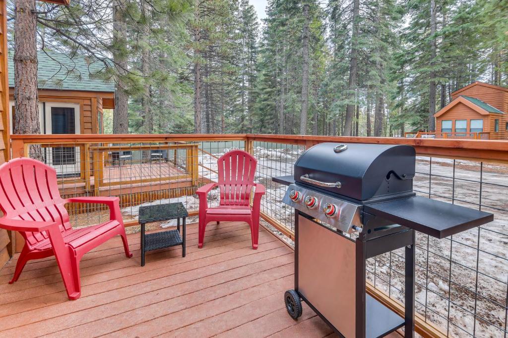 - un barbecue sur une terrasse avec 2 chaises et une table dans l'établissement Cozy Lake Almanor Cabin, Outdoor Adventures Galore, à Lake Almanor