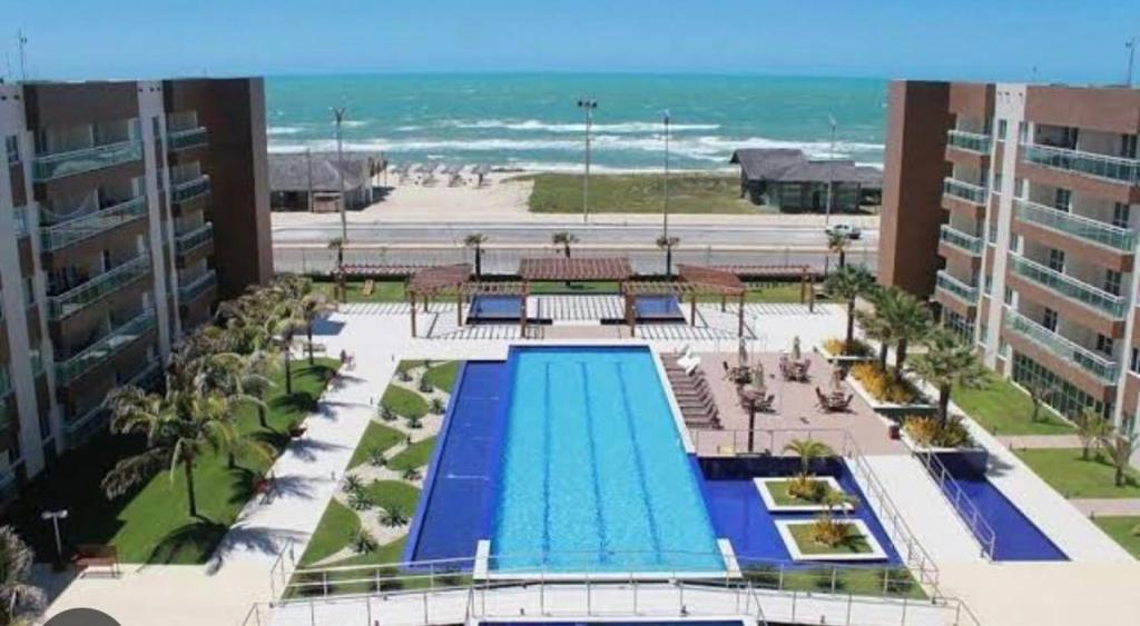 an overhead view of a swimming pool at the beach at Apartamento Na Praia - VG FUn residence in Fortaleza