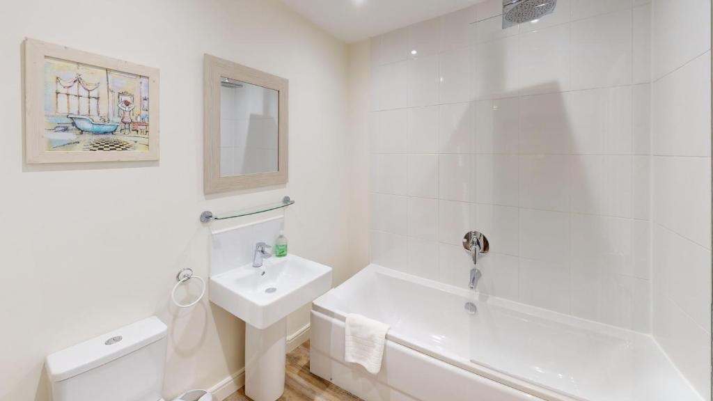 Family Tides, The Bay, 2 bedrooms, patio garden, parking nearby, 2 dogs welcome 2