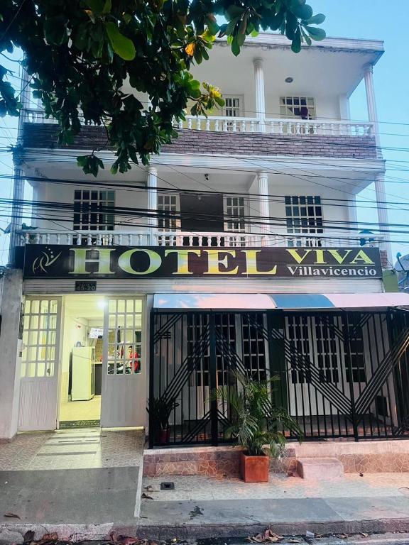un bâtiment avec un panneau à l'avant dans l'établissement Hotel Viva Villavicencio, à Villavicencio