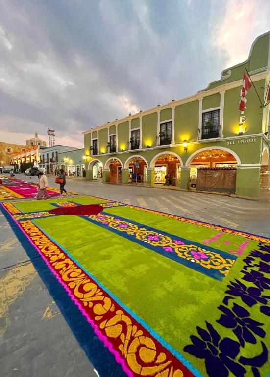 une rue avec un tapis coloré en face d'un bâtiment dans l'établissement Hotel Del Parque, à Huamantla