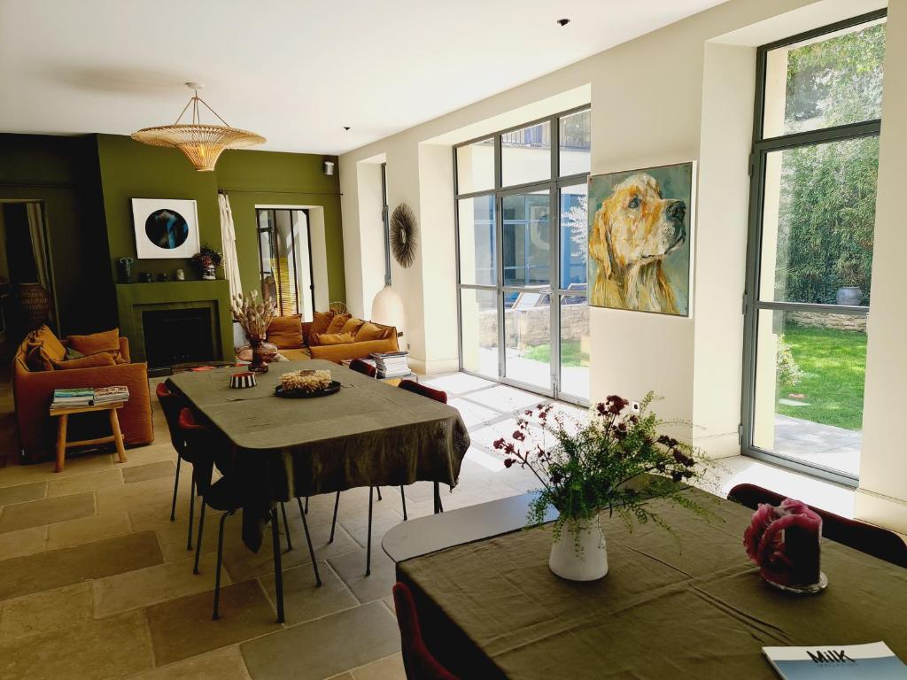 un soggiorno con 2 tavoli e un divano di La Magnanerie de l'Isle B&B a LʼIsle-sur-la-Sorgue