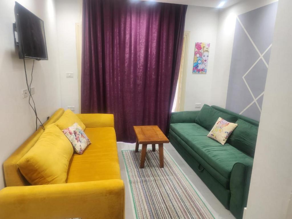 sala de estar con sofá y mesa en بورتو مطروح الهاني, en Marsa Matruh
