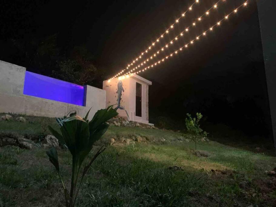 une maison avec des lumières sur son côté la nuit dans l'établissement Casita Yanella, à Cabrera