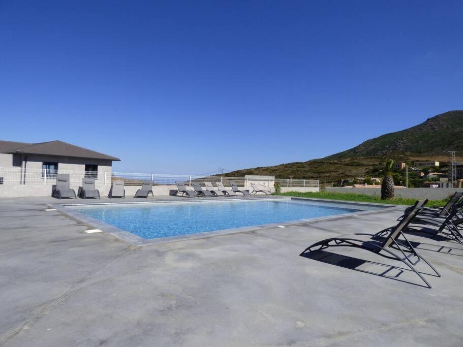 Piscina de la sau aproape de Tout confort pour explorer la Haute Corse