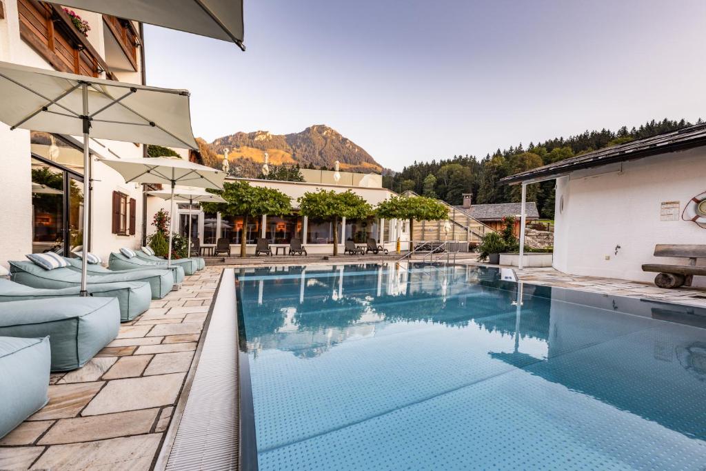 Bazén v ubytování Alm- & Wellnesshotel Alpenhof nebo v jeho okolí