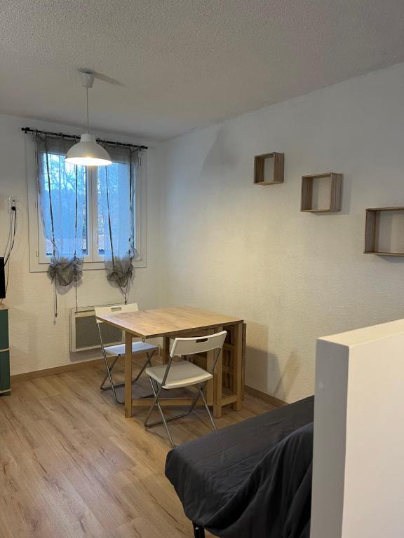un salon avec une table et des chaises dans une pièce dans l'établissement Appartement moderne & chaleureux, à Gréoux-les-Bains