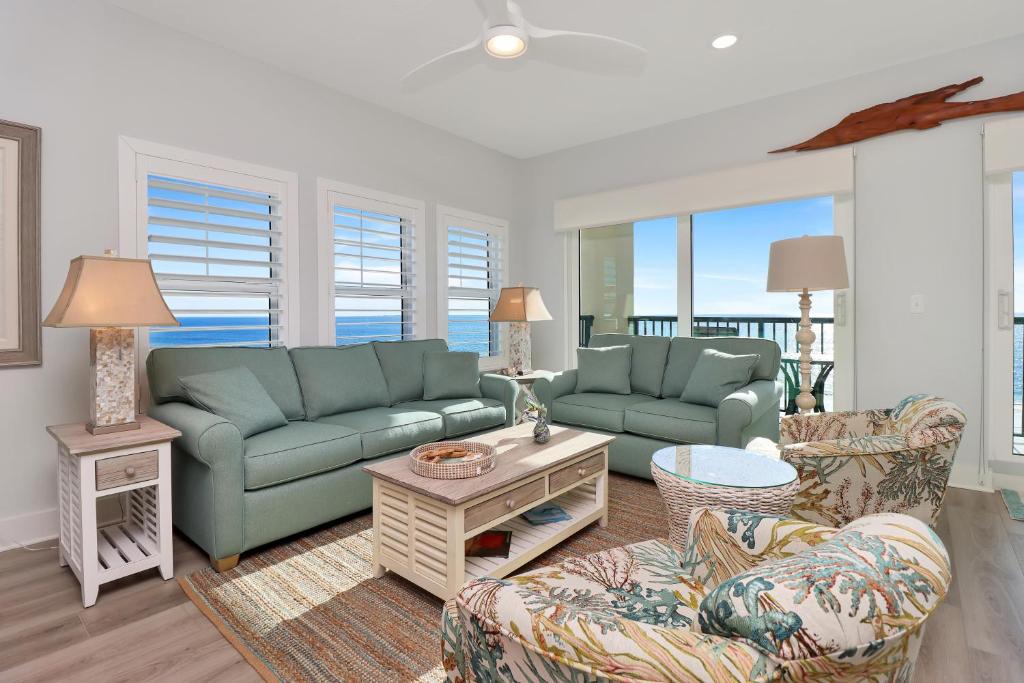 墨西哥比奇The Vue 2C by Pristine Properties Vacation Rentals的客厅配有两张沙发和一张桌子
