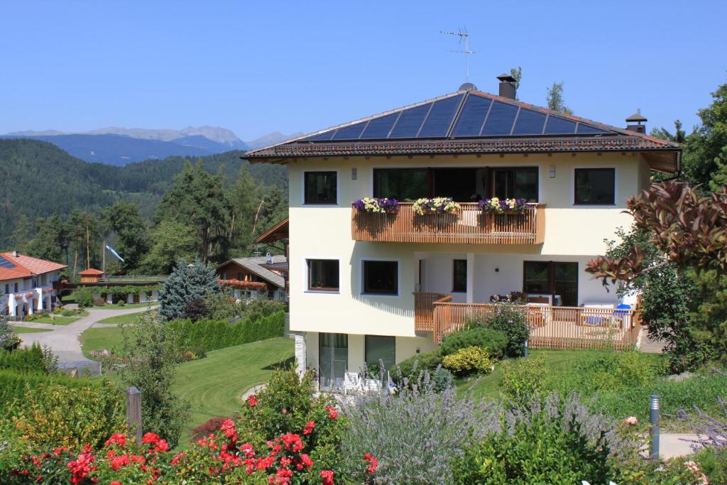 une maison avec un panneau solaire sur le toit dans l'établissement Villa Tanja, à Castelrotto