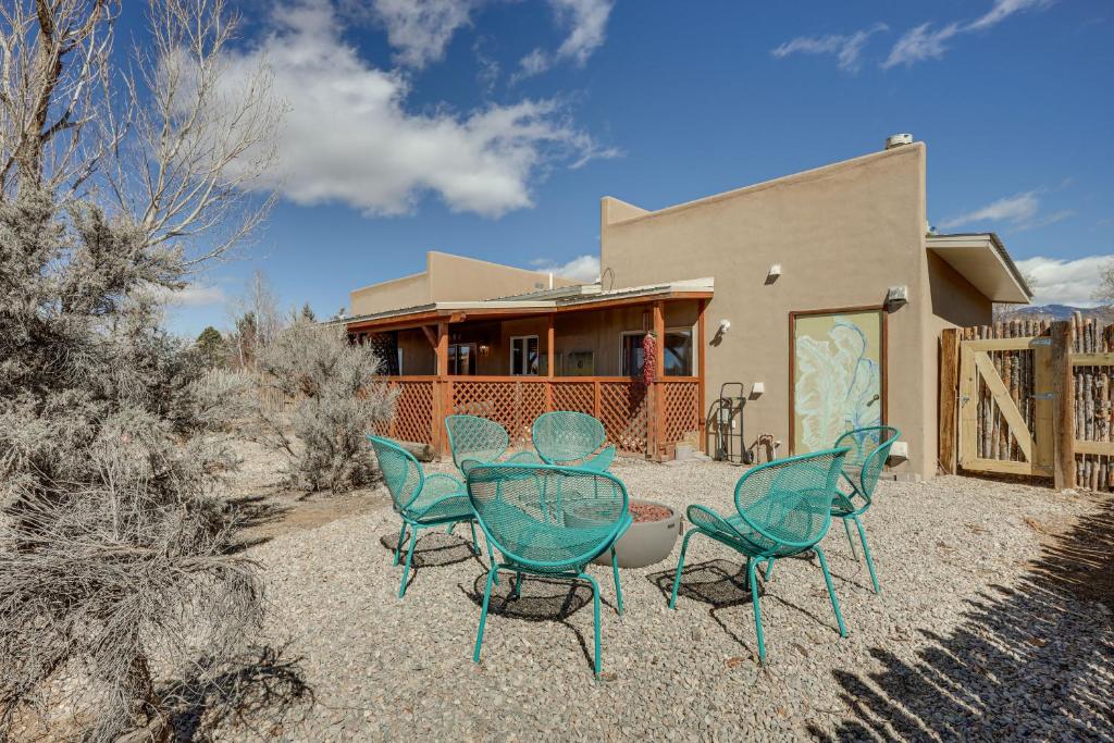 陶斯的住宿－Taos Home with Private Hot Tub, Sauna and Gas Grill!，一组椅子和一张桌子,位于房子前面