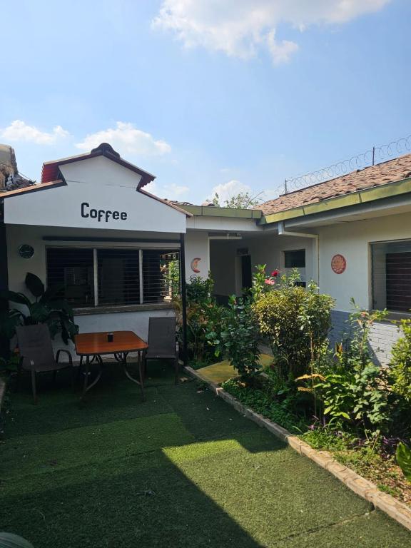 uma casa com uma mesa no quintal em Casa 25 hostal em Santa Ana