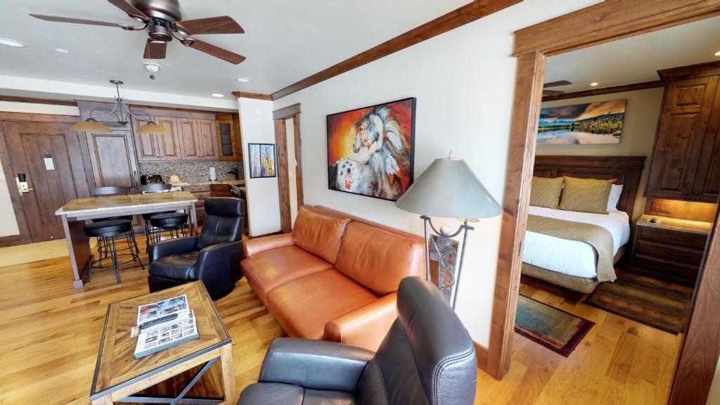Postel nebo postele na pokoji v ubytování Manor Vail Lodge