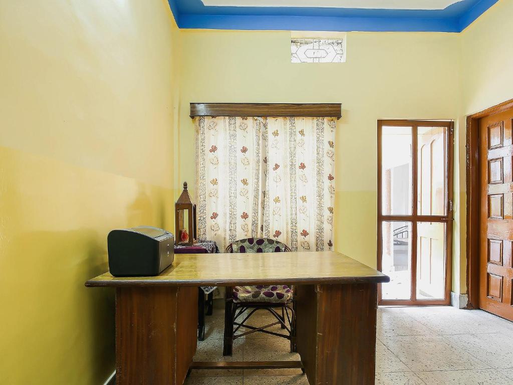 una habitación con una mesa con una radio. en SPOT ON Cherish Guest House, en Ranchi