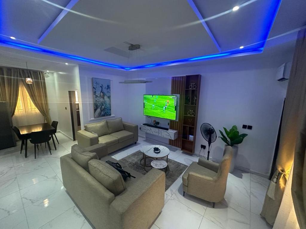 uma sala de estar com dois sofás e uma televisão em Bae apartment em Oba Ile