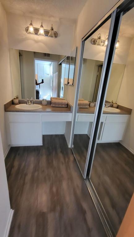 a bathroom with two sinks and a large mirror at Gorgeous 2bdr Home in Marina in Los Angeles