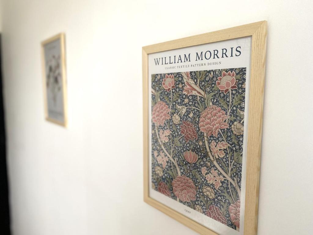a picture of a poster of william morris on a wall at La belle des champs in Luzillé