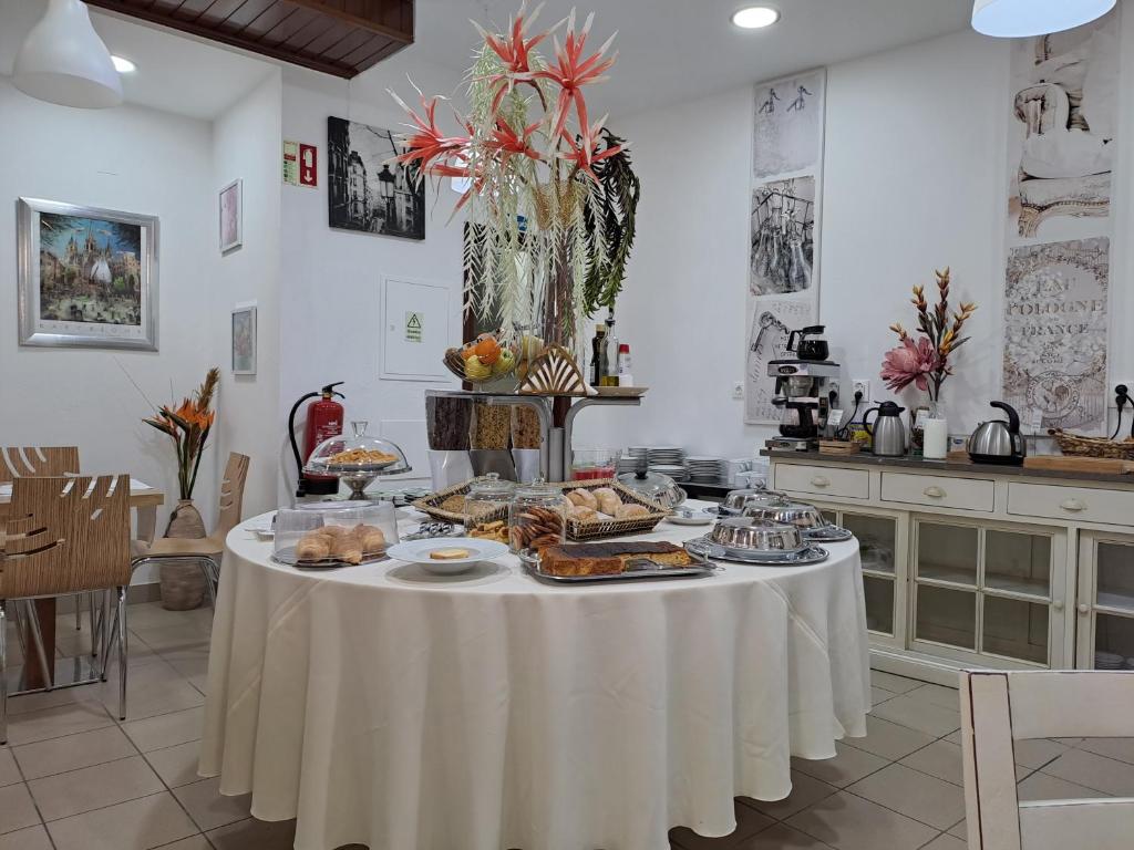 uma mesa com comida na cozinha em Hotel SQUARE na Sertã