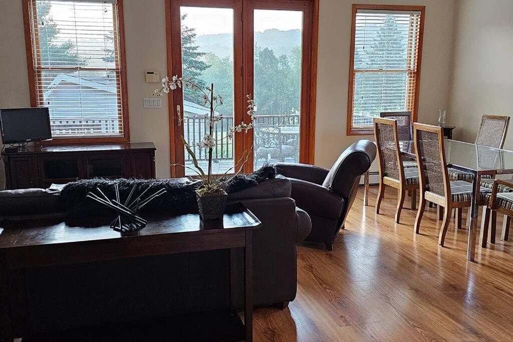 sala de estar con sofá y mesa en Private Apartment in Catskills en Liberty