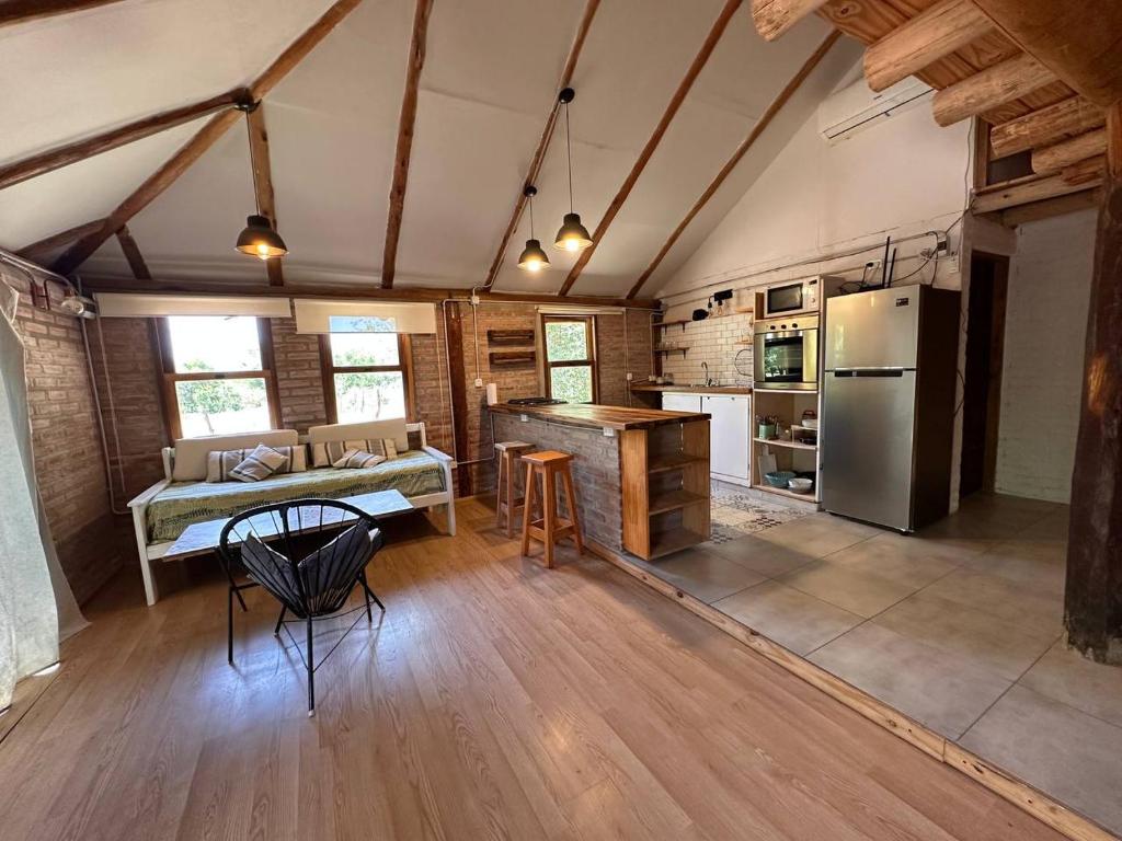 een grote keuken met een tafel en een koelkast bij Casa Playa Mansa in Mina Clavero