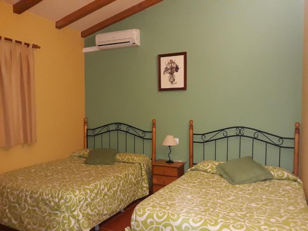 ハランディージャ・デ・ラ・ベラにあるCAMPING-BUNGALOWS-CABAÑAS LA VERAのベッドルーム1室(隣り合わせのベッド2台付)