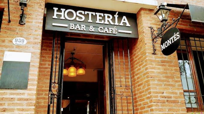 um sinal de bar e café ao lado de um edifício em Hostería Montes em San Ignacio