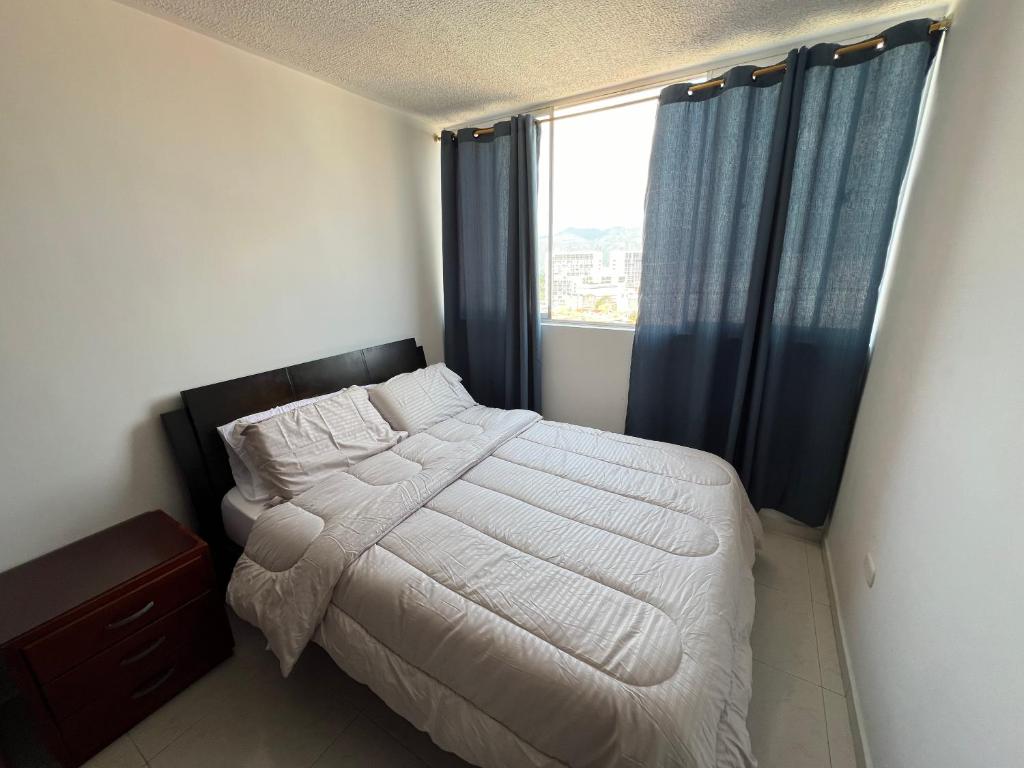 a bedroom with a large bed with a window at Habitación en Conjunto Residencial Callejuelas, Piedecuesta in Piedecuesta