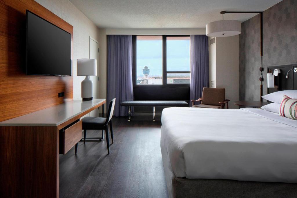 Postel nebo postele na pokoji v ubytování New York LaGuardia Airport Marriott