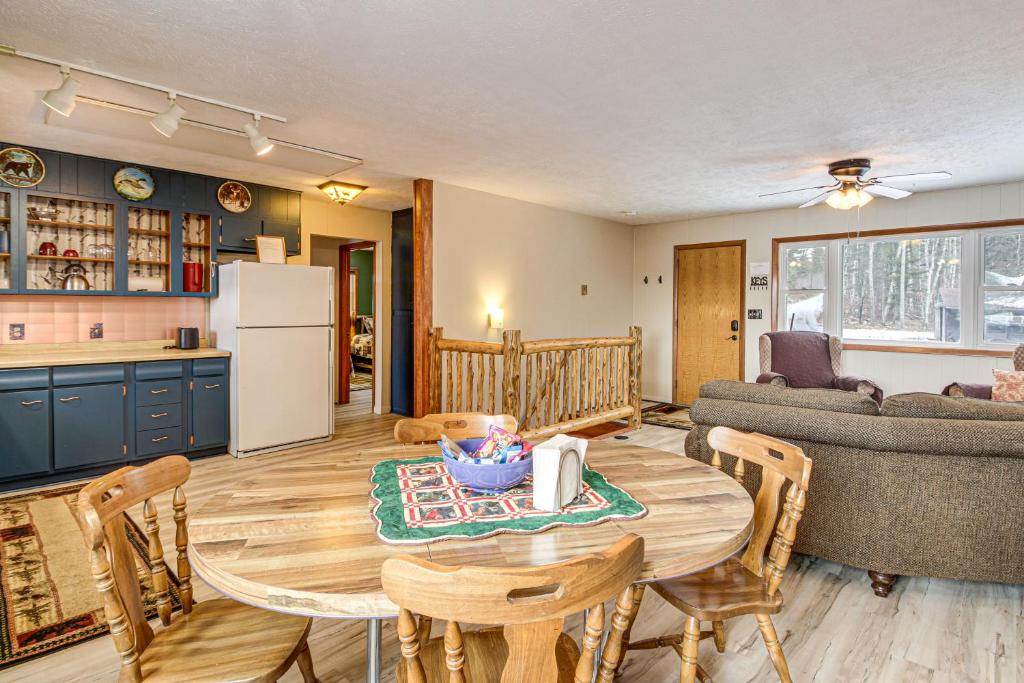 uma cozinha e sala de estar com mesa e cadeiras em Bigfork Cabin on Long Lake with Private Dock! em Bigfork