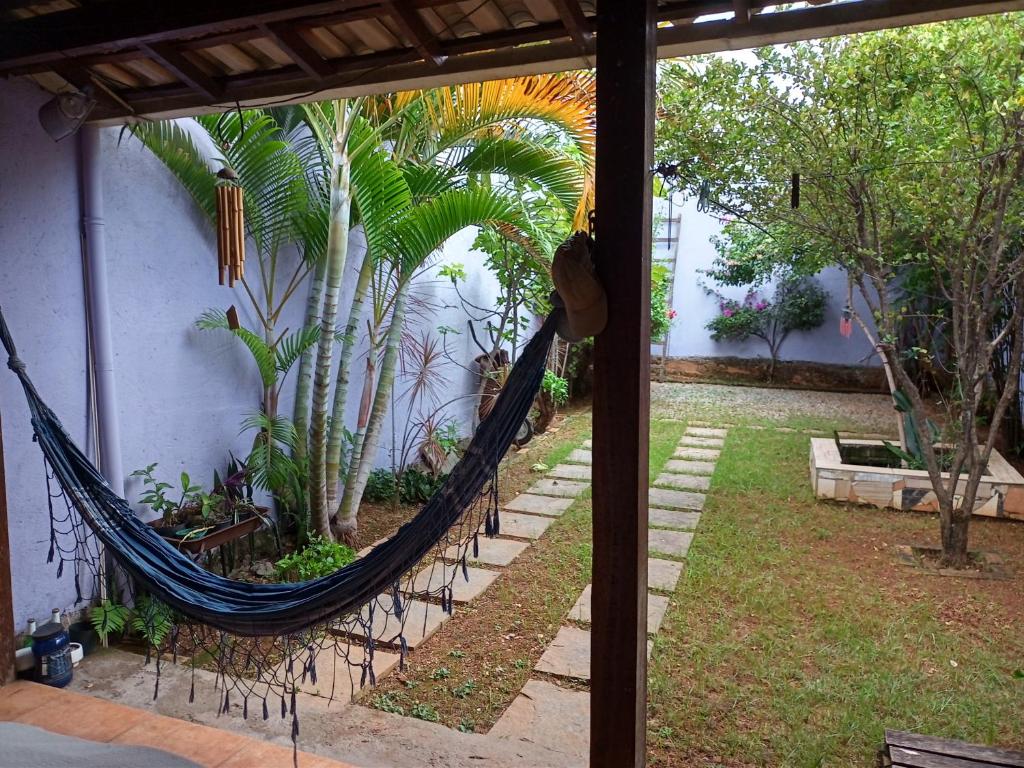 een hangmat in een tuin met palmbomen bij Alojamento do João in Lagoa Santa