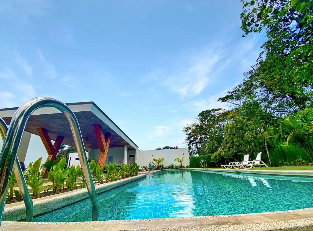 Bazén v ubytování Exclusive fully equipped Condo with great pool nebo v jeho okolí