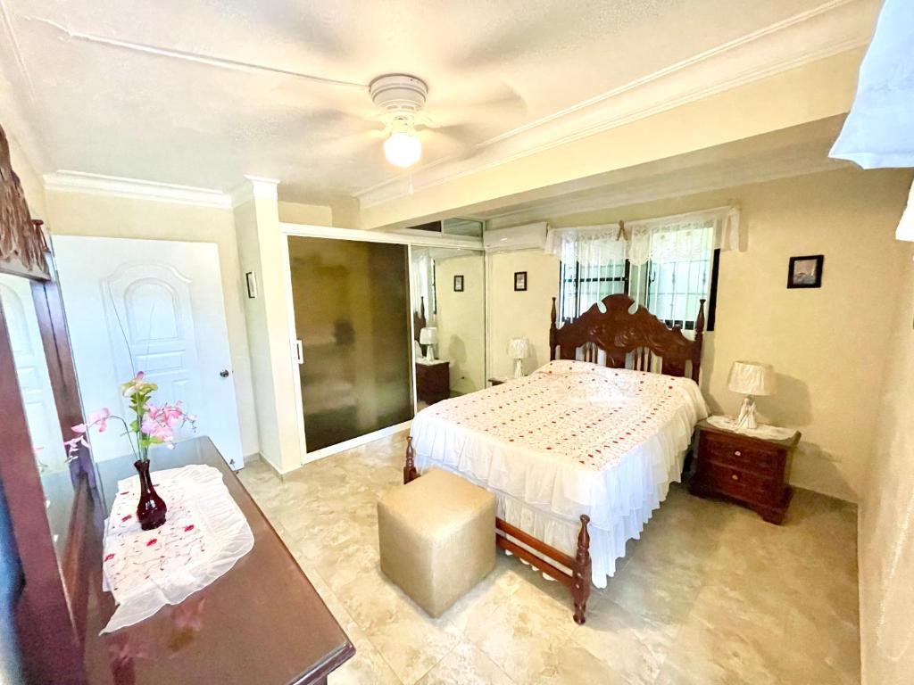 A bed or beds in a room at Relajante apartamento frente al Rio