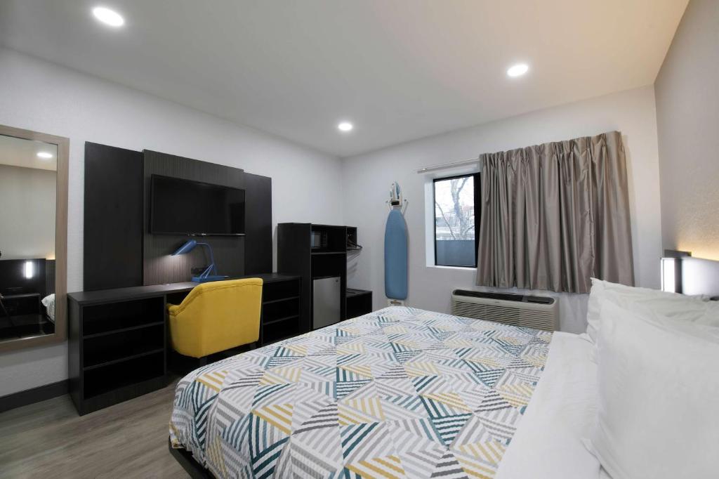 a hotel room with a bed and a desk at Motel 6-Atlanta, GA - Downtown in Atlanta