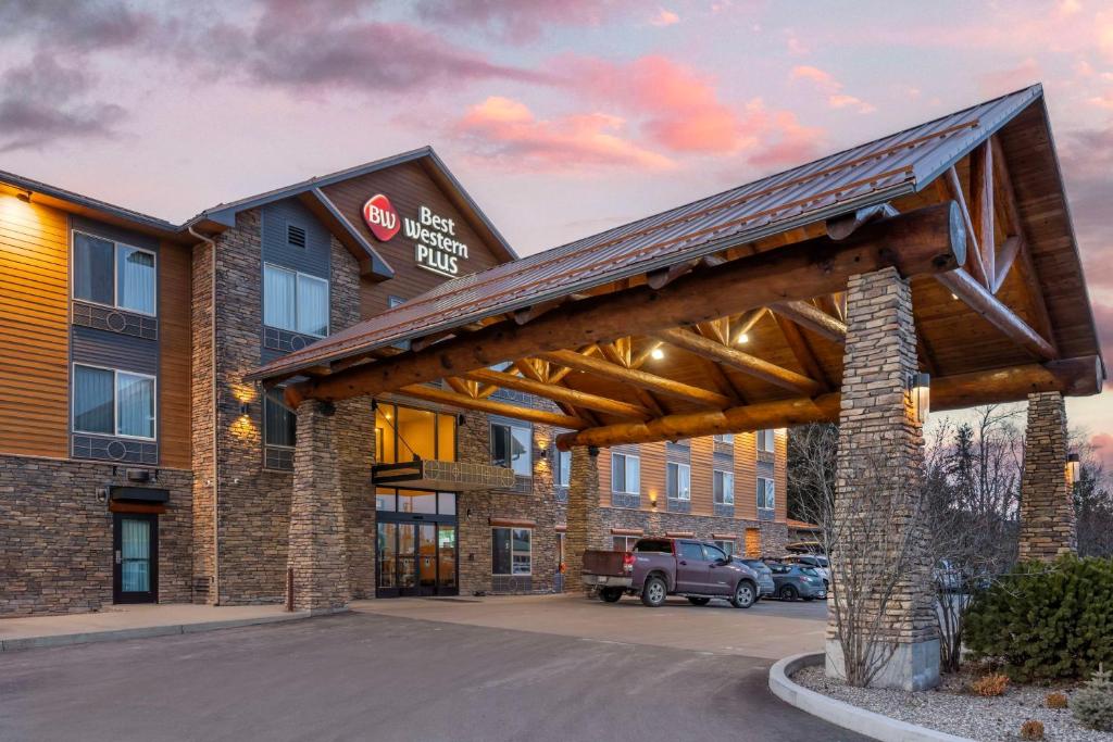 - une vue sur l'avant d'un hôtel avec un bâtiment dans l'établissement Best Western Plus Ponderay Mountain Lodge Sandpoint, à Ponderay