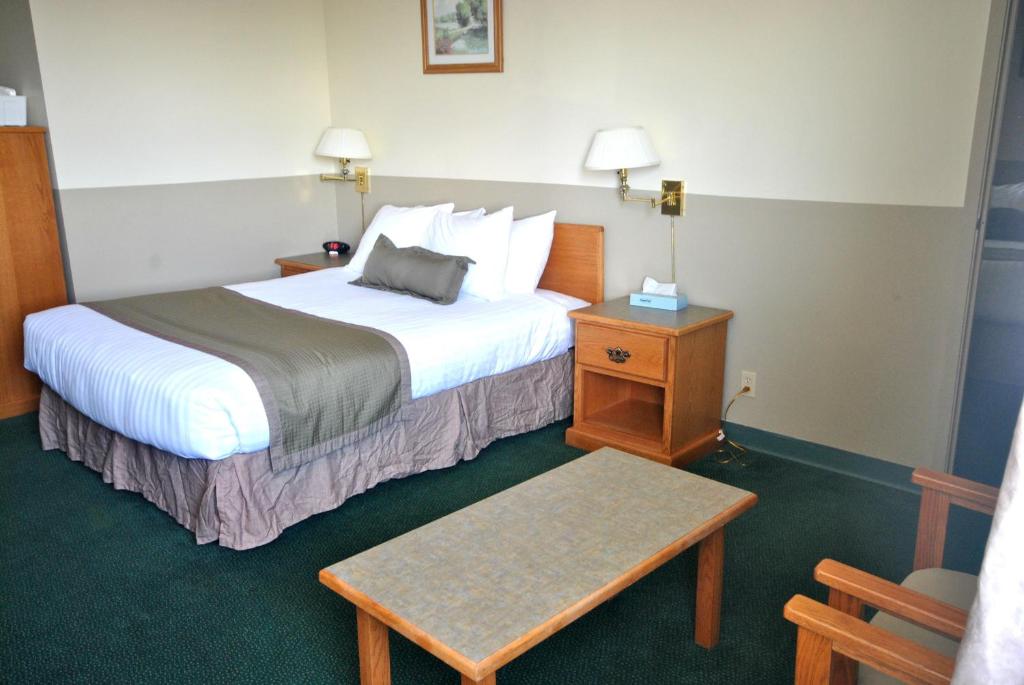 Postel nebo postele na pokoji v ubytování Wheatland Hotel