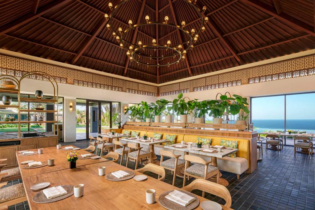 Restaurace v ubytování Umana Bali, LXR Hotels & Resorts by Hilton