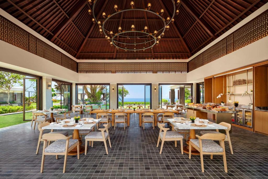 Restaurace v ubytování Umana Bali, LXR Hotels & Resorts by Hilton