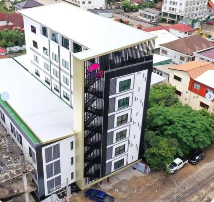 una vista sul soffitto di un edificio in una città di Pnd 아파트 a Vientiane